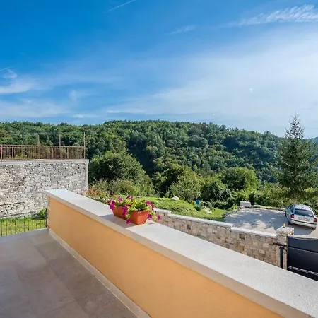By Gostinjska kuća 4*