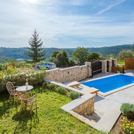 Gostinjska kuća By 4*